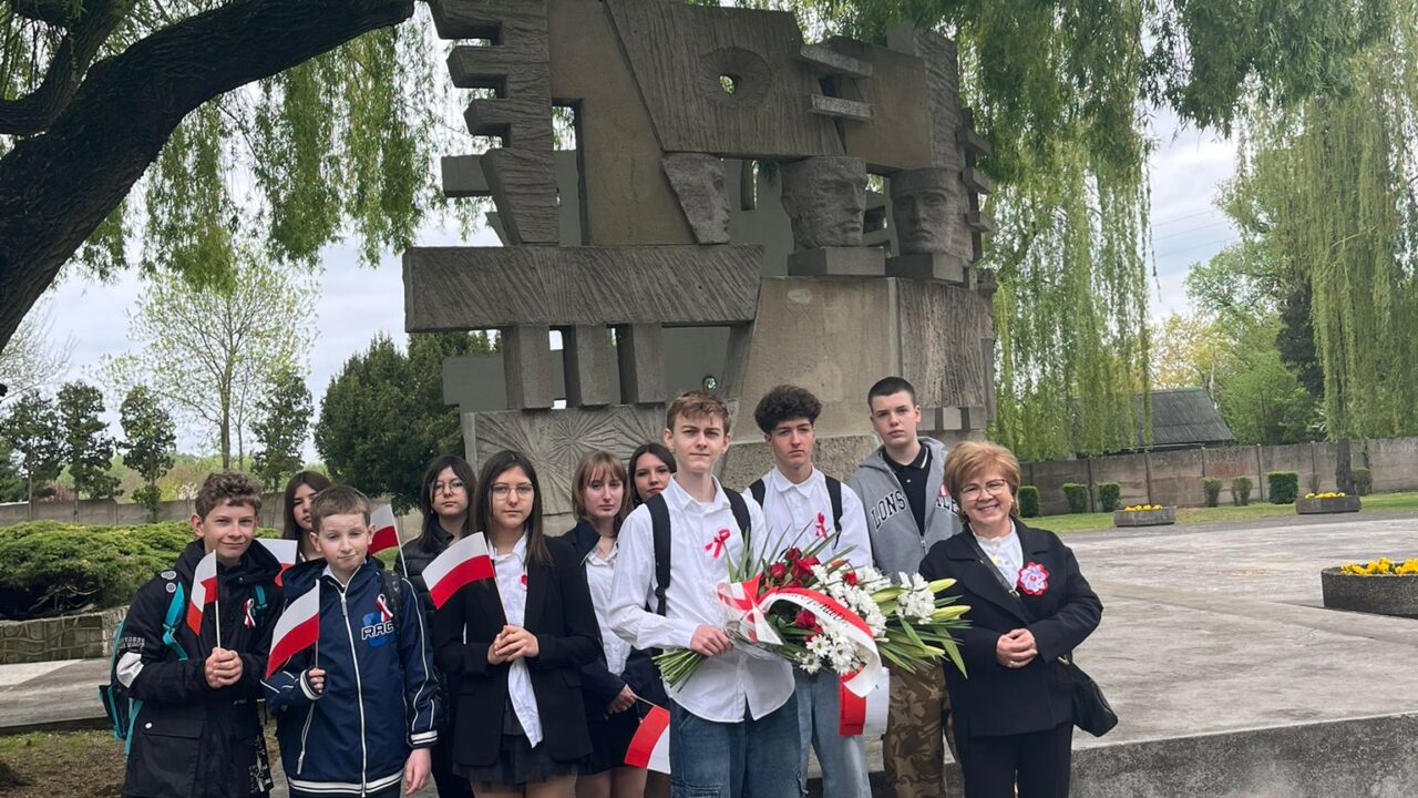 Pamiętamy! Uczniowie naszej szkoły uczestniczą w obchodach 81. rocznicy zakończenia II wojny światowej